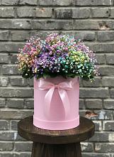 Цветочная композиция из Гипсофила и Розы в шляпной коробке в Саяногорске