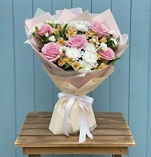 Букет цветов из:  Гвоздики, Орхидеи и Розы в Саяногорске