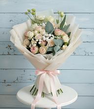 Букет цветов из:  Розы и Лизиантусы в Саяногорске
