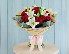 Букет цветов из:  Лилии и Розы в Саяногорске