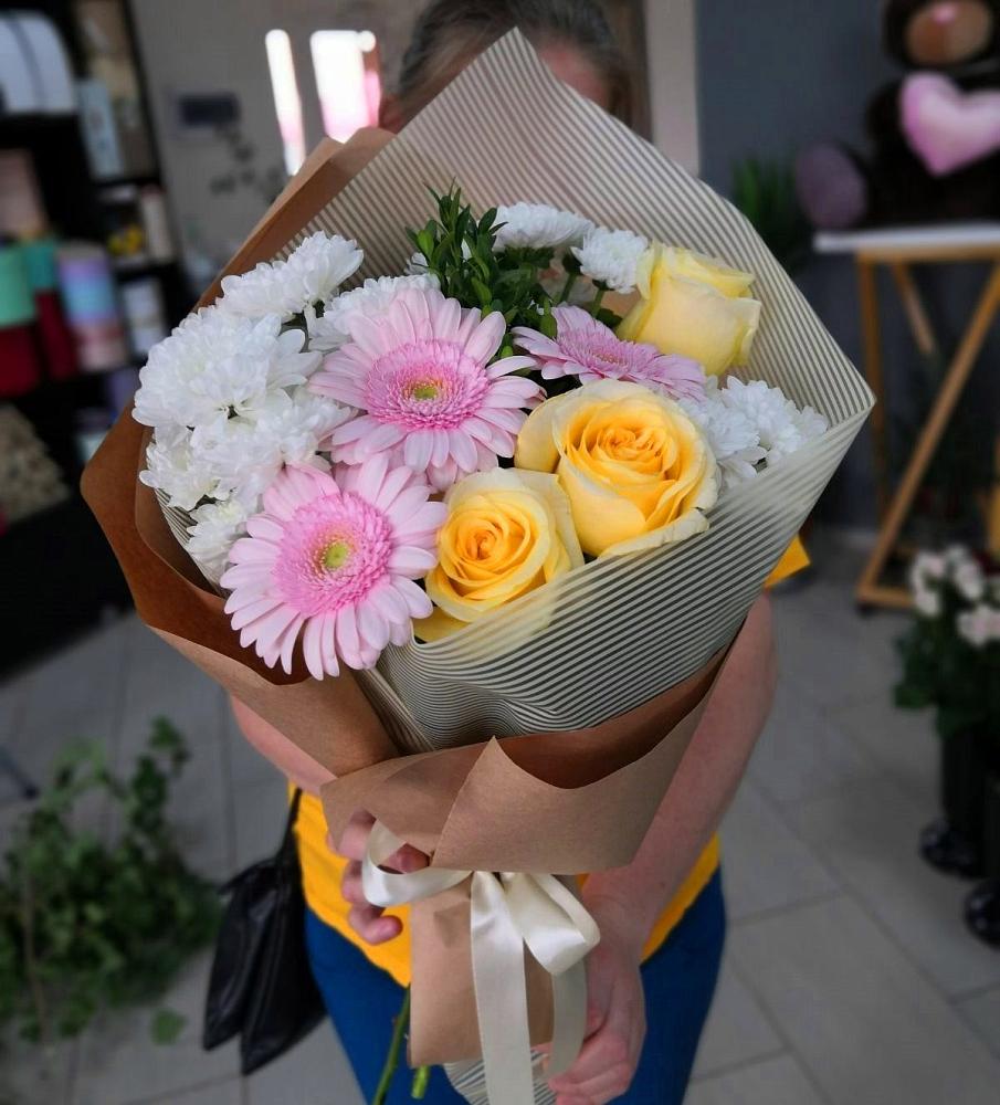 Букет цветов из: Герберы, Розы и Хризантемы в Саяногорске