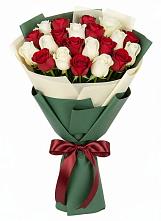 Букет Микс из красных и белых роз в Саяногорске
