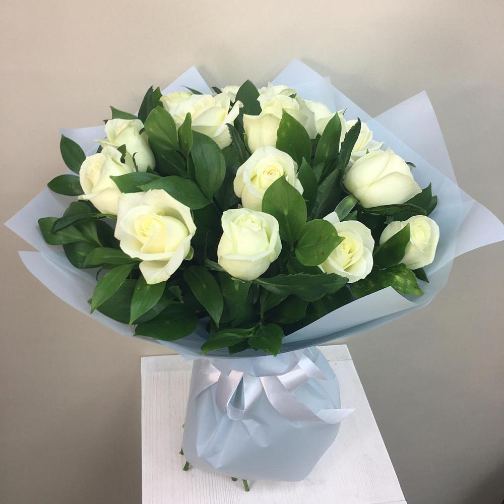 Букет 15 Белых роз Проуд в Саяногорске