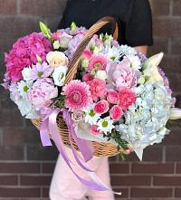 Цветочная композиция из Розы, Хризантемы, Пионы и Лизиантусы в корзине в Саяногорске