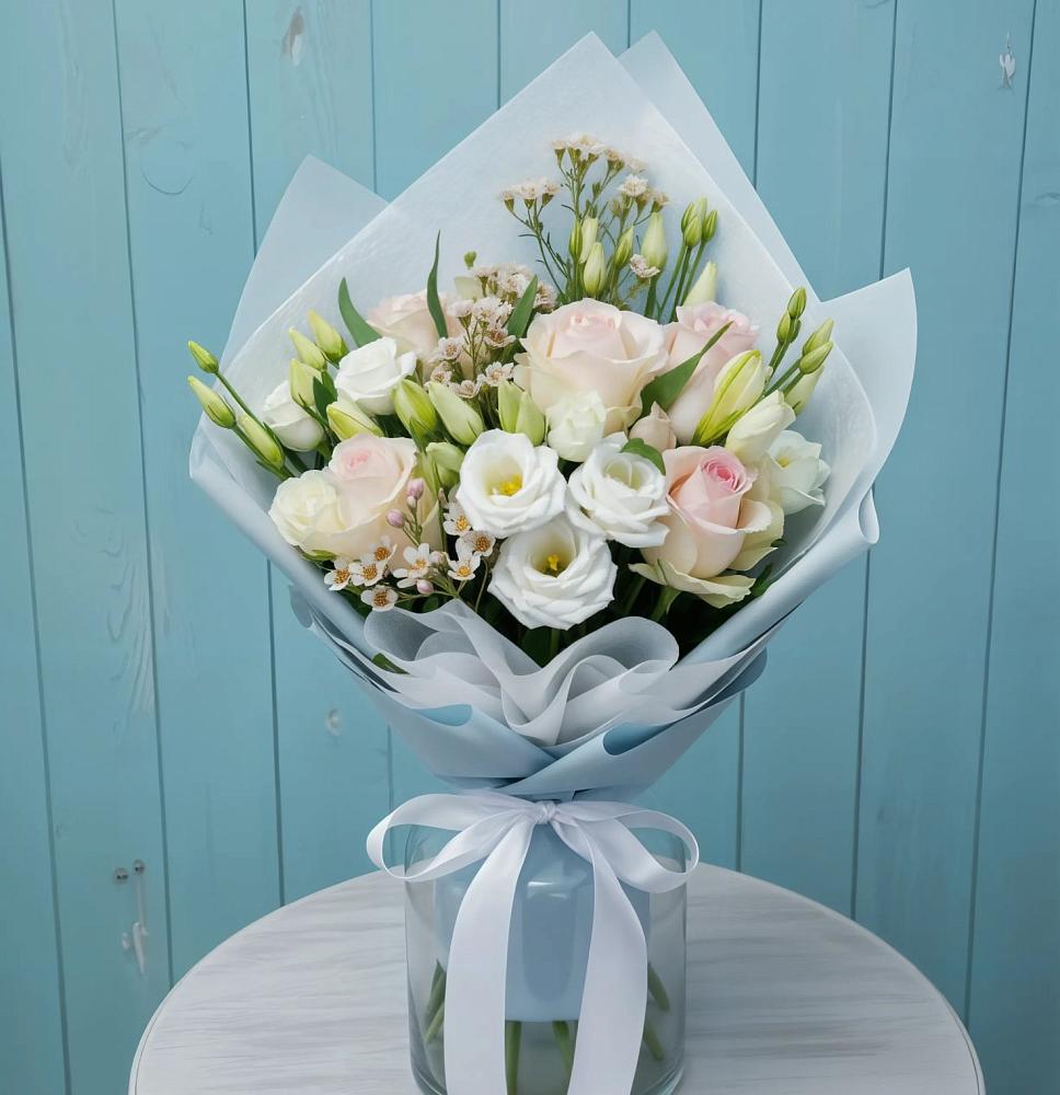 Букет цветов из: Розы и Лизиантусы в Саяногорске