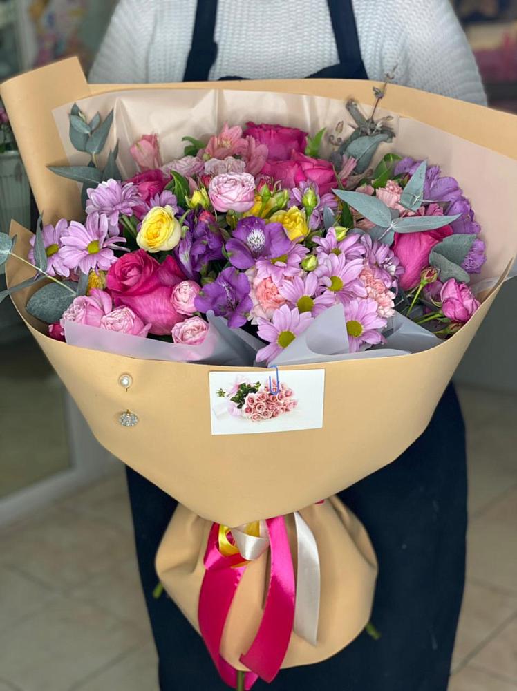 Букет цветов из: Хризантемы, Гвоздики и Альстромерии в Саяногорске