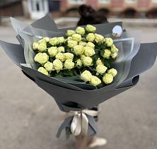 Букет Белые кустовые розы Солинеро в Саяногорске