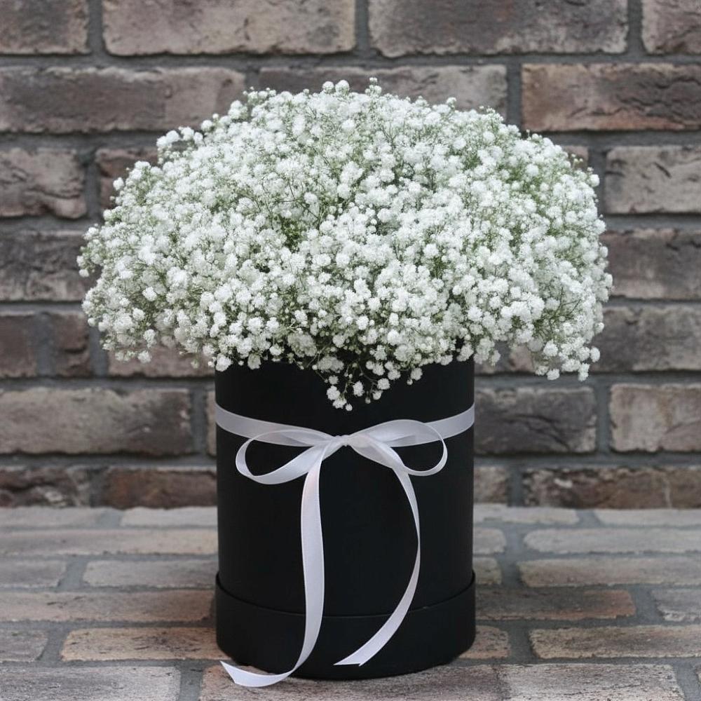 Цветочная композиция из Гипсофила в шляпной коробке в Саяногорске