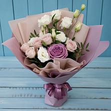 Букет цветов из:  Розы и Лизиантусы в Саяногорске