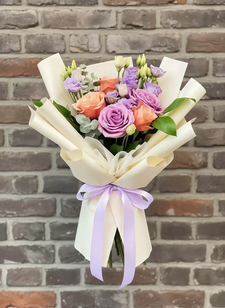 Букет цветов из: Лизиантусы и Розы в Саяногорске