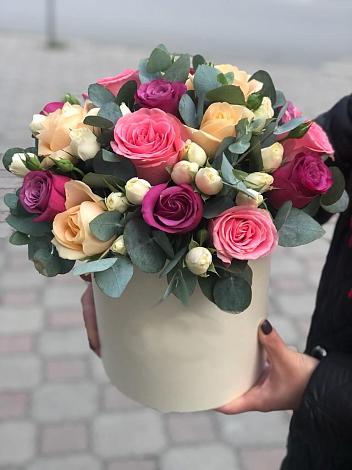 Цветочная композиция из Розы в шляпной коробке в Саяногорске