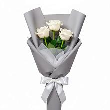 Букет 3 белые розы в Саяногорске
