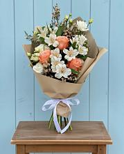 Букет цветов из:  Альстромерии, Лизиантусы, Розы и Хризантемы #REPLACE_PRED# Саяногорске