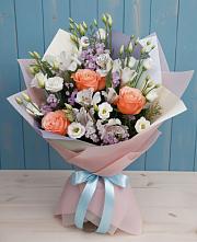 Букет цветов из:  Лизиантусы, Розы, Альстромерии и Гипсофила в Саяногорске