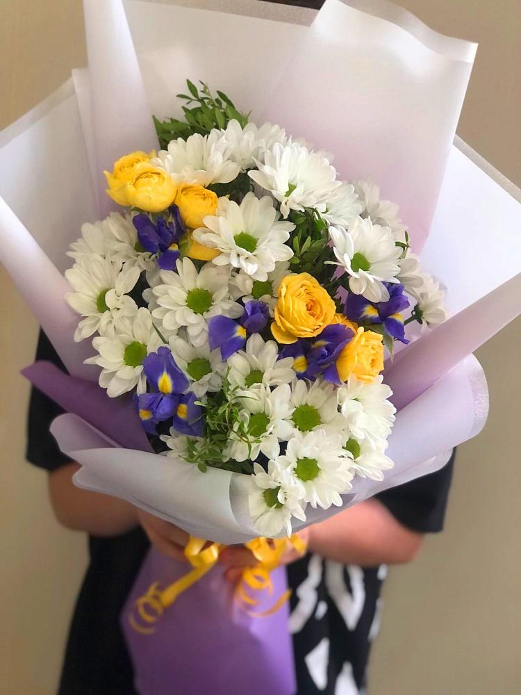 Букет цветов из: Ирисы, Хризантемы и Розы в Саяногорске
