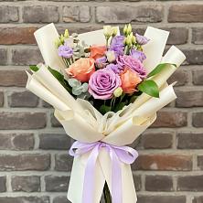 Букет цветов из:  Лизиантусы и Розы в Саяногорске