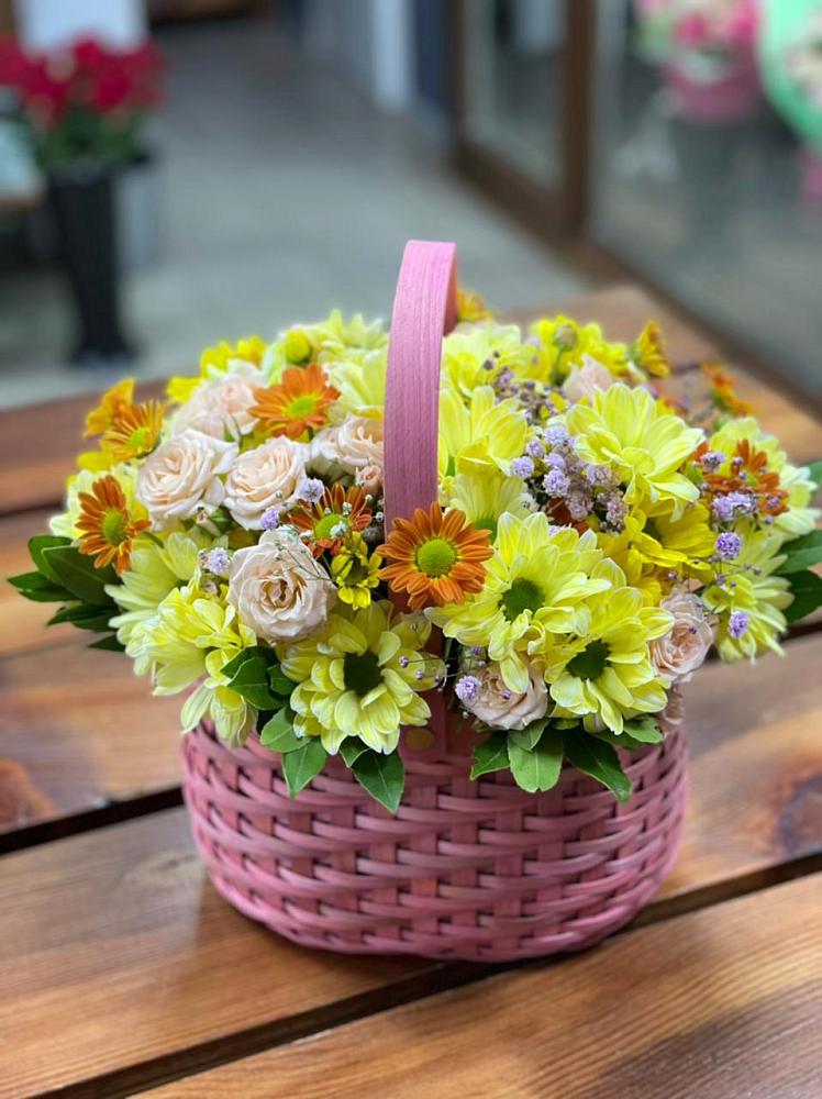 Цветочная композиция из Хризантемы и Розы в корзине в Саяногорске
