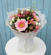 Букет цветов из:  Герберы, Альстромерии и Лизиантусы в Саяногорске