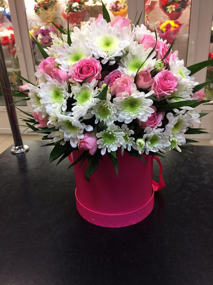 Цветочная композиция из Розы и Хризантемы в шляпной коробке в Саяногорске