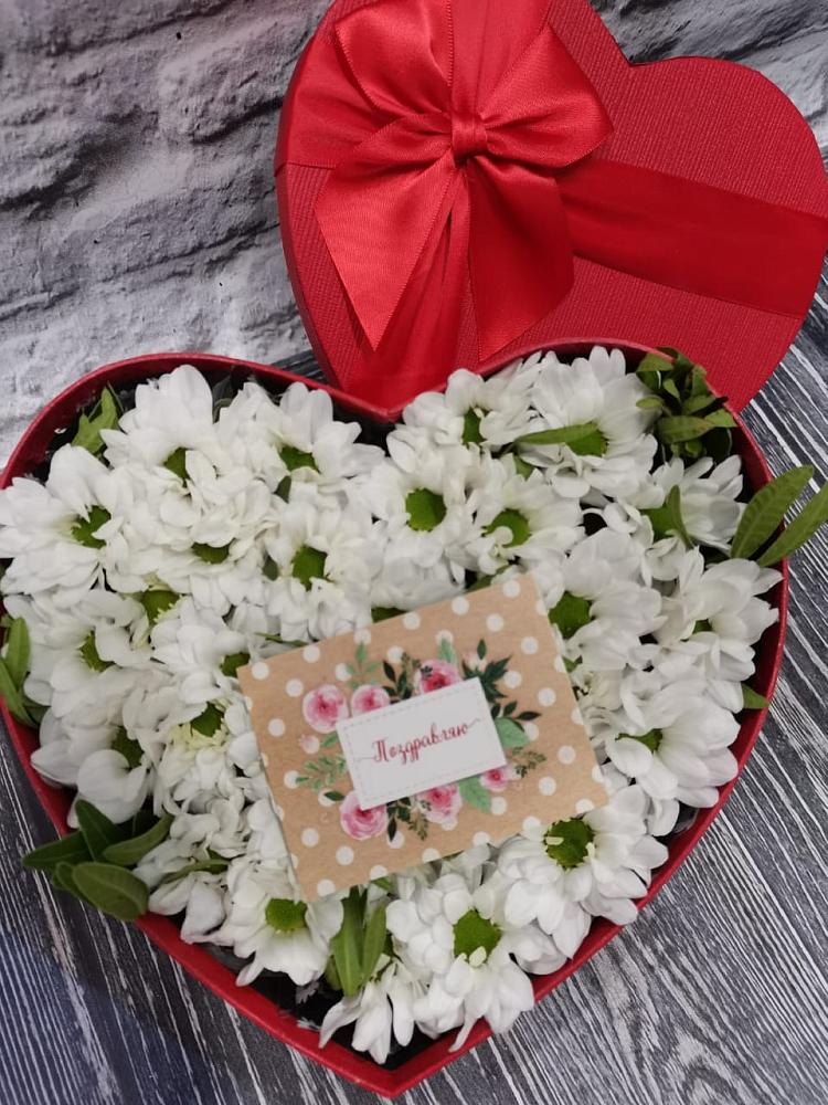 Цветочная композиция из Хризантемы в виде сердца в Саяногорске