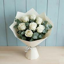 Букет Белые розы в Эвкалипте в Саяногорске