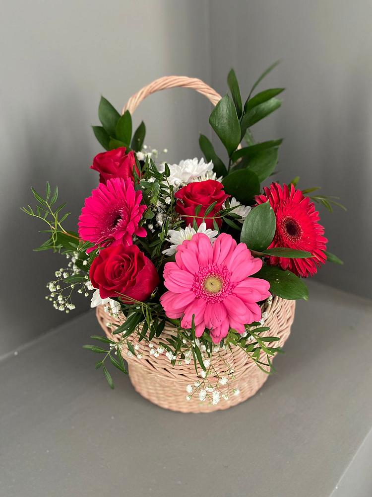 Цветочная композиция из Розы, Хризантемы и Герберы в корзине в Саяногорске