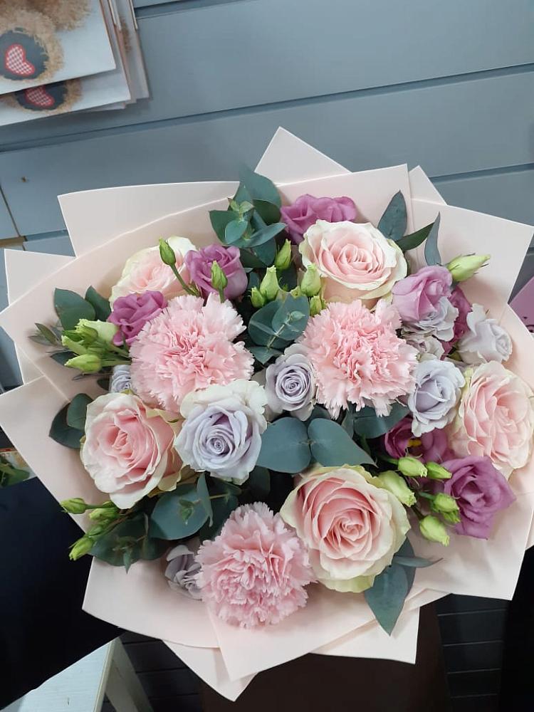 Букет цветов из: Розы, Гвоздики и Лизиантусы в Саяногорске