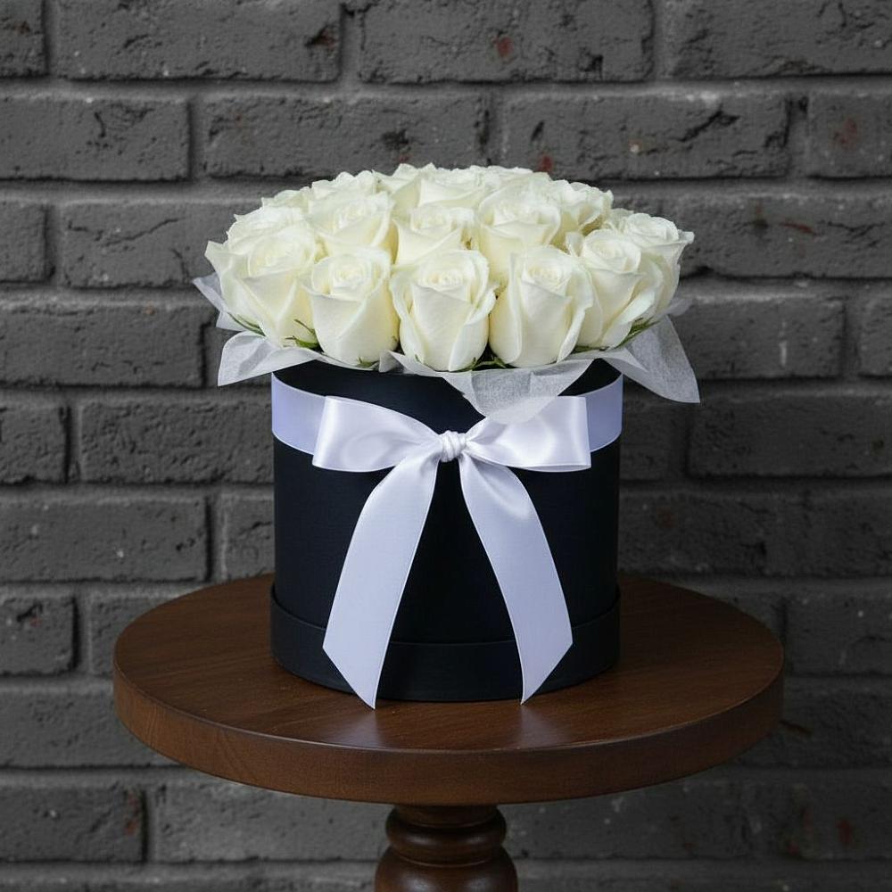 Цветочная композиция из Розы в шляпной коробке в Саяногорске