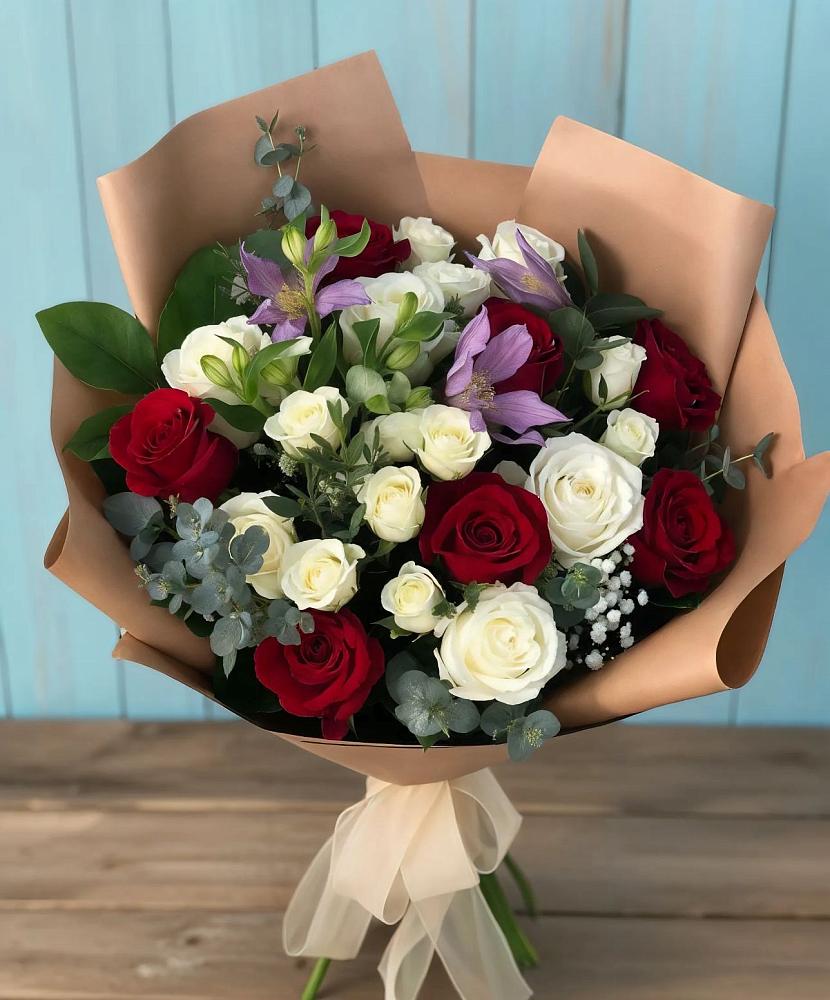 Букет цветов из: Розы и Альстромерии в Саяногорске