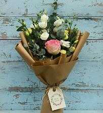 Букет цветов из:  Розы и Лизиантусы в Саяногорске