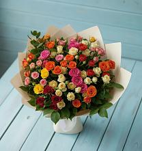 Букет Микс из разноцветных кустовых роз в Саяногорске