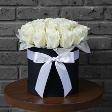 Цветочная композиция из Розы в шляпной коробке в Саяногорске