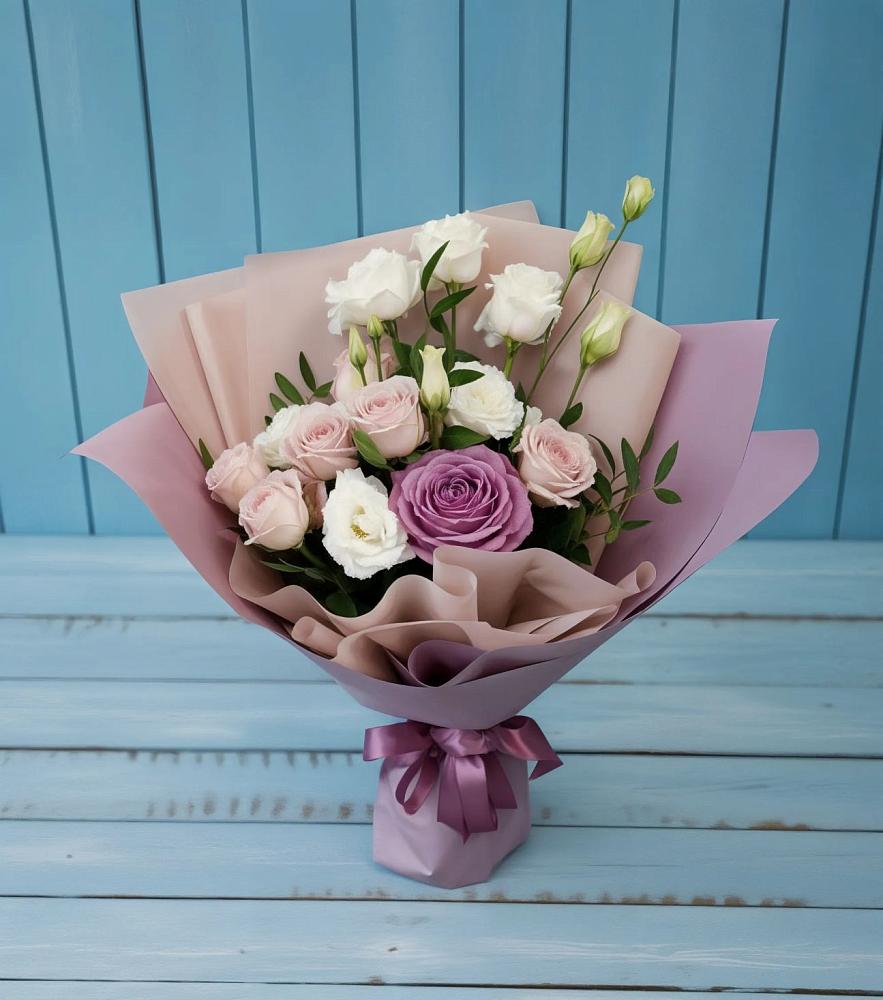 Букет цветов из: Розы и Лизиантусы в Саяногорске